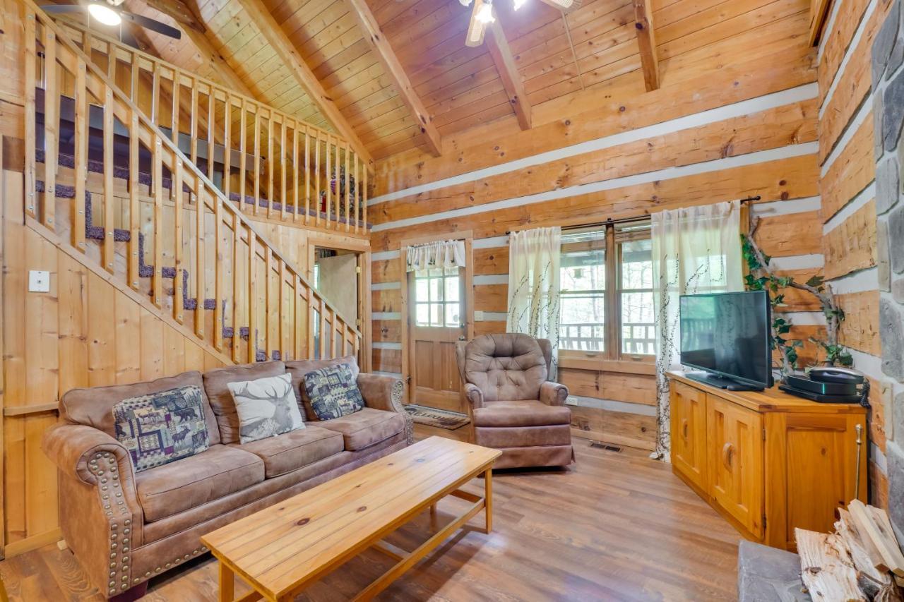 With Pool Table About 6 Mi To Downtown! Holiday home