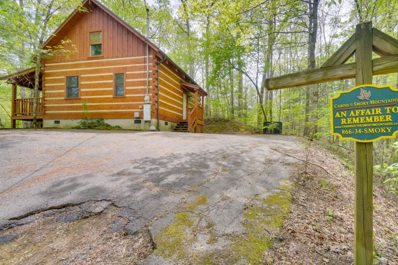 With Pool Table About 6 Mi To Downtown! Holiday home